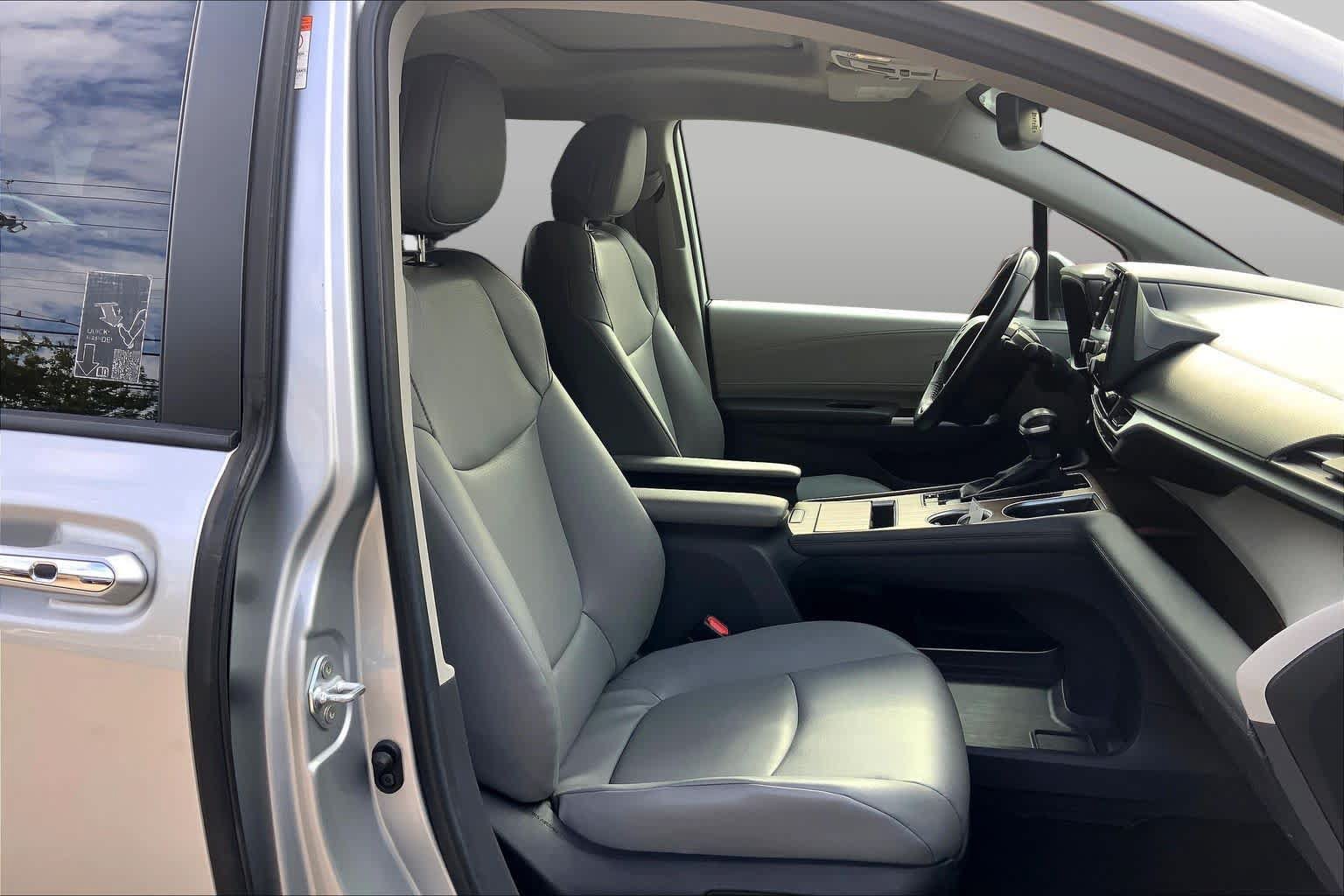 Used 2024 Toyota Sienna XLE FWD image 9