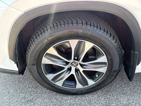 Used 2022 Toyota Highlander XLE image 41