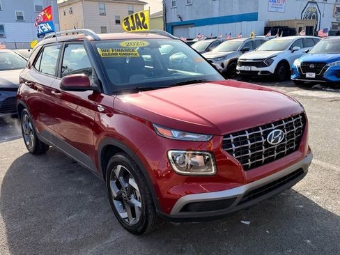 Used 2025 Hyundai Venue SEL image 2