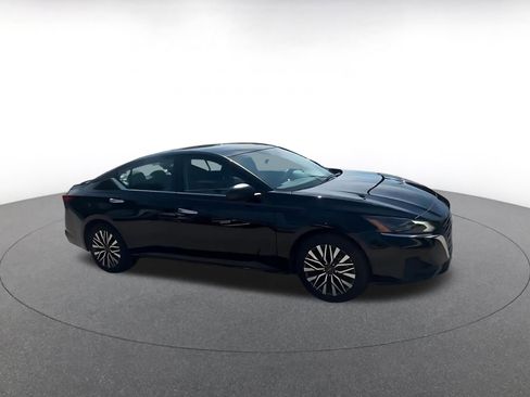 Used 2025 Nissan Altima 2.5 SV FWD image 2