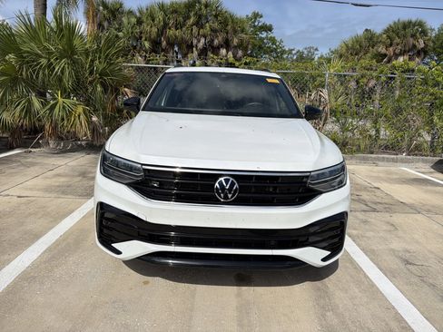 Used 2023 Volkswagen Tiguan SE R-Line image 2