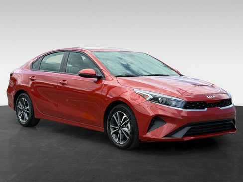 Used 2023 Kia Forte LXS w/ LXS Technology Package FWD image 3