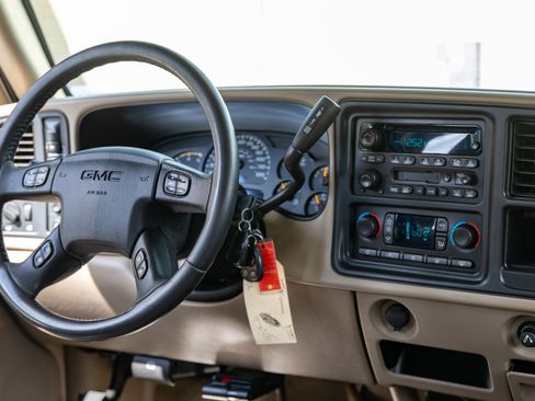 Used 2005 GMC Sierra 2500 SLE w/ Heavy-Duty Power Package AWD/4WD image 38