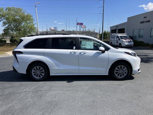 New 2026 Toyota Sienna XLE FWD image 6
