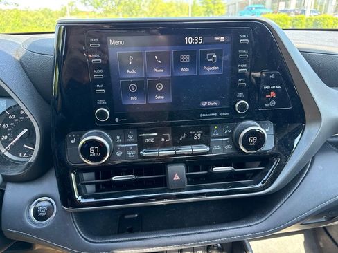 Used 2021 Toyota Highlander XLE FWD image 12