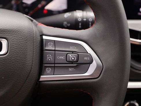 Used 2025 Jeep Compass Trailhawk AWD/4WD image 12