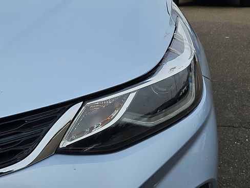 Used 2018 Chevrolet Cruze LT image 9