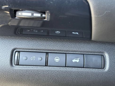 Used 2025 Nissan Pathfinder SV AWD/4WD image 23
