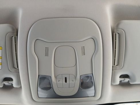 Used 2018 Jeep Renegade Latitude FWD image 7