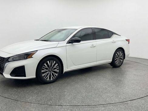 Used 2025 Nissan Altima 2.5 SV image 3