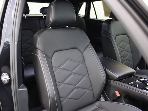 Used 2025 Volkswagen Atlas Cross Sport SE AWD/4WD image 30