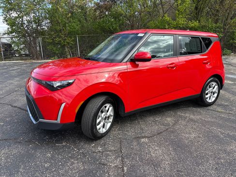 Used 2025 Kia Soul LX w/ LX Technology Package FWD image 1