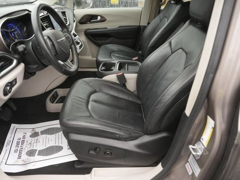 Used 2017 Chrysler Pacifica Touring-L image 9