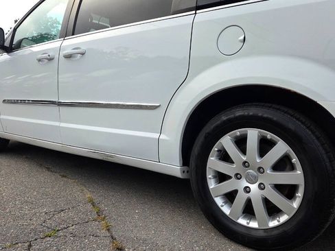 Used 2016 Chrysler Town & Country Touring FWD image 9