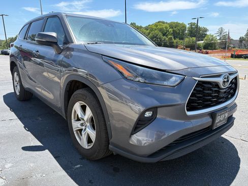 Used 2024 Toyota Highlander LE FWD image 3