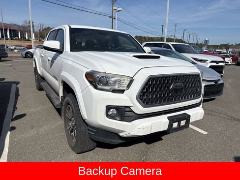 Used 2018 Toyota Tacoma TRD Sport w/ Technology Package image 4