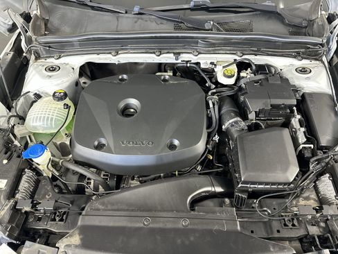 Used 2021 Volvo XC40 T4 Momentum w/ Protection Package Premier image 32