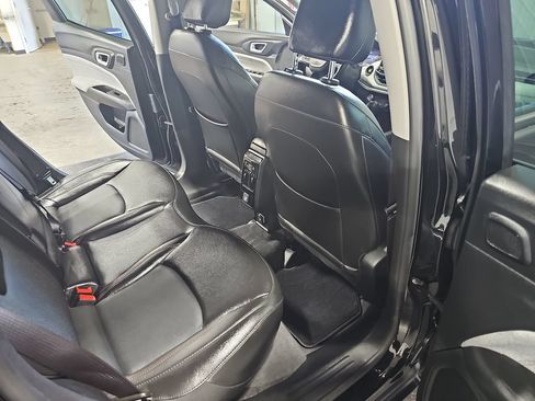 Used 2022 Jeep Compass Latitude w/ Sun and Sound Group AWD/4WD image 11