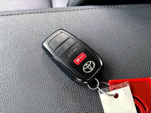 Used 2025 Toyota Camry XLE FWD image 34