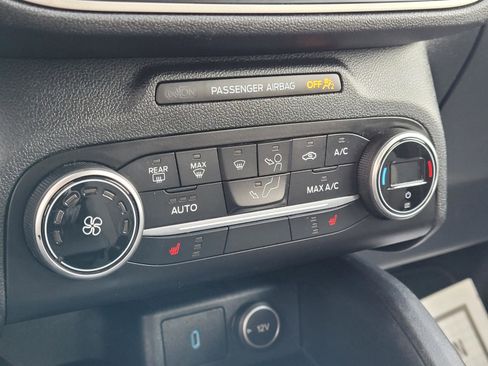 Used 2020 Ford Escape SE image 19