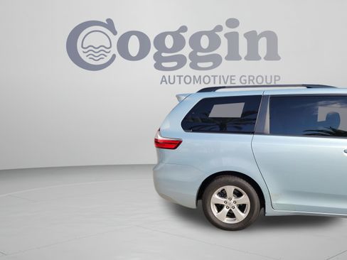 Used 2017 Toyota Sienna LE FWD image 28