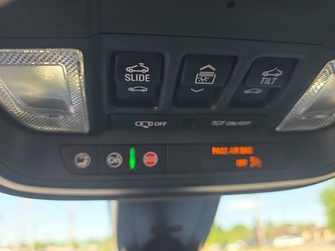 Used 2022 Chevrolet Traverse LT w/ LT Premium Package FWD image 26