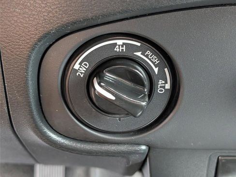 Used 2023 Nissan Frontier SV image 25