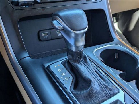 Used 2024 Kia Carnival LX image 11