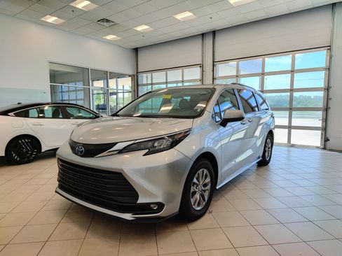 Used 2025 Toyota Sienna XLE FWD image 6