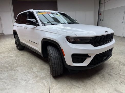 Used 2023 Jeep Grand Cherokee Altitude image 7