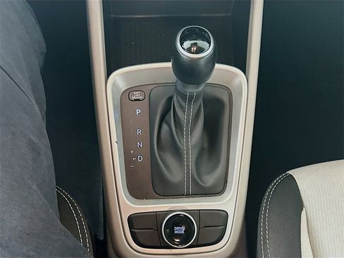 Used 2024 Hyundai Venue SEL image 16