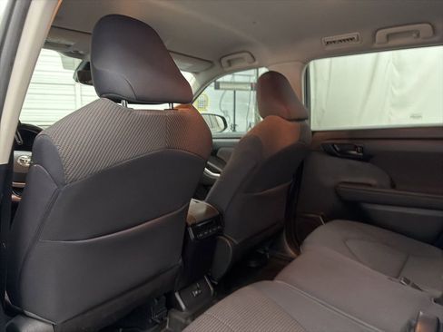 Used 2022 Toyota Highlander LE FWD image 19