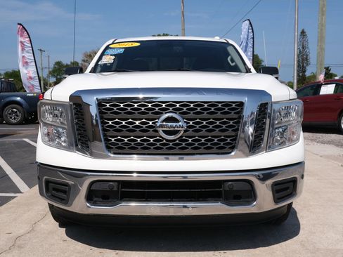 Used 2018 Nissan Titan SV w/ SV Convenience Package RWD image 2