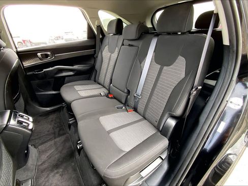 Used 2023 Kia Sorento LX image 19