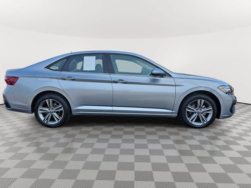 Used 2024 Volkswagen Jetta SE FWD image 4