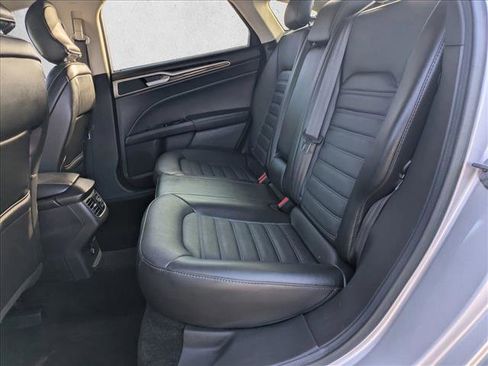 Used 2015 Ford Fusion SE w/ Equipment Group 202A FWD image 17