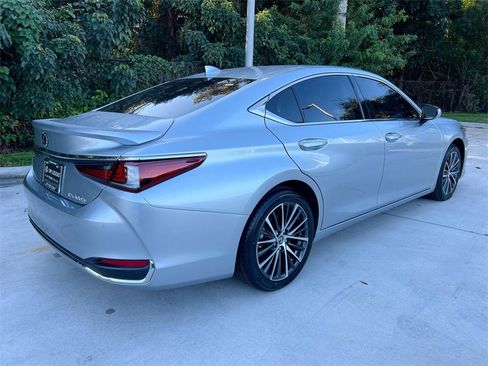 Certified 2023 Lexus ES 300h w/ Premium Package image 8