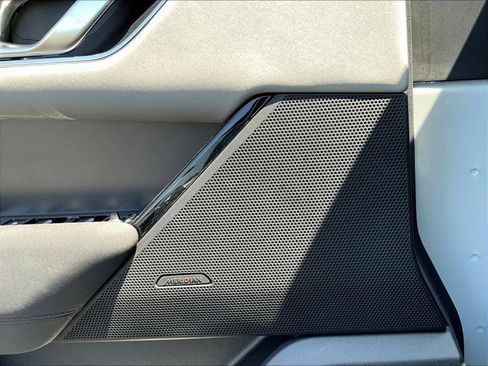 New 2025 Land Rover Range Rover Velar Dynamic SE image 22