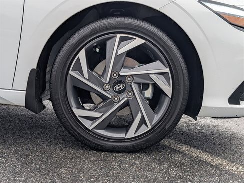 Certified 2025 Hyundai Elantra Limited image 10