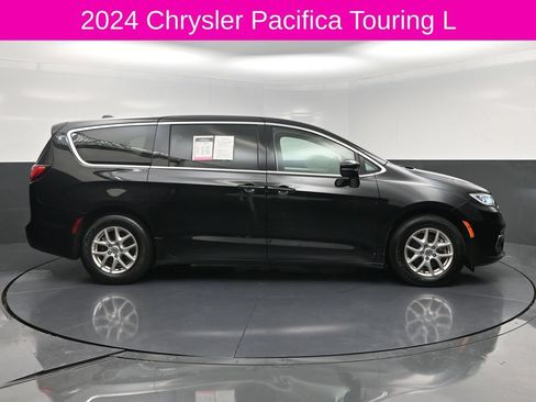 Used 2024 Chrysler Pacifica Touring-L FWD image 4