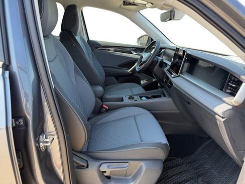 New 2025 Volkswagen Tiguan SE image 15