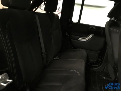 Used 2015 Jeep Wrangler Unlimited Rubicon w/ Connectivity Group image 27