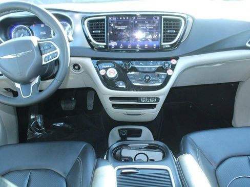 Used 2024 Chrysler Pacifica Touring-L image 13