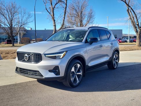 Certified 2023 Volvo XC40 B5 Plus w/ Protection Package Premier image 4