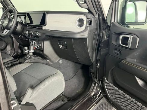 Used 2025 Jeep Wrangler Unlimited Sahara image 29