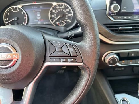 Used 2025 Nissan Altima 2.5 SV FWD image 44