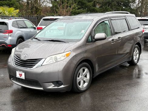 Used 2013 Toyota Sienna LE FWD image 3