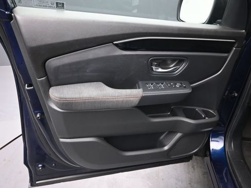 Used 2025 Honda Pilot Sport image 14
