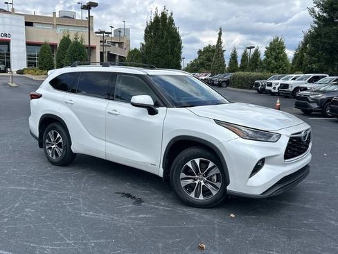 Used 2022 Toyota Highlander XLE AWD/4WD image 2