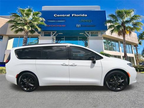 New 2026 Chrysler Pacifica Limited w/ S Appearance Package image 4